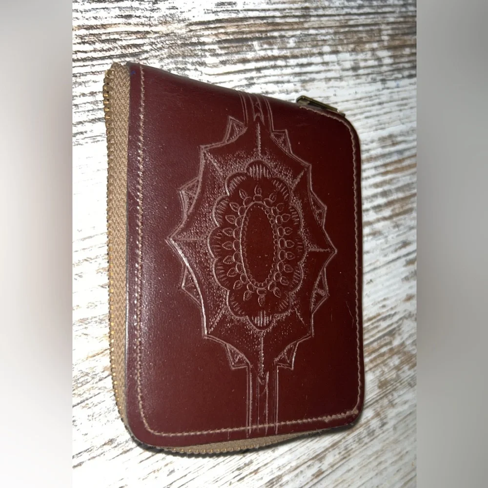Vintage Comme des Garçons Classic Leather zip-around wallet #leather #album